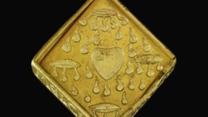 Un colgante con iconografía religiosa, gotas de sangre simuladas y un corazón grabado que intriga a los expertos