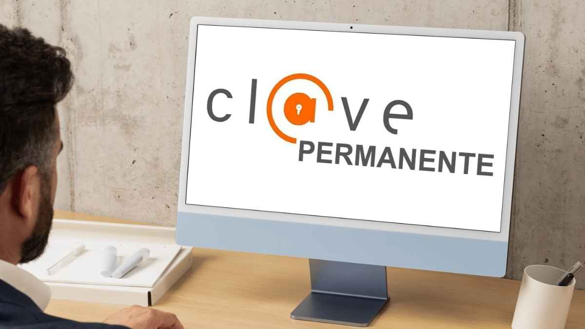 Persona usando un ordenador con el logo de Cl@ve Permanente en pantalla para realizar trámites online