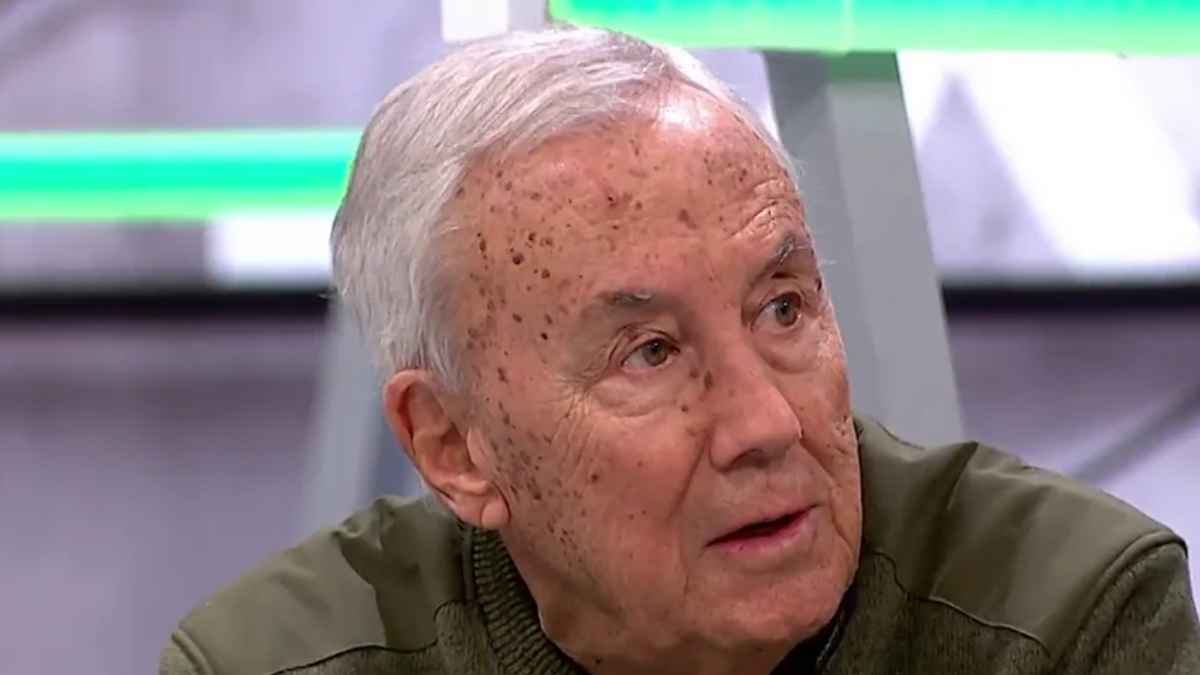 Antonio, jubilado, durante una entrevista en televisión sobre cómo sobrevivir con una pensión de 1.000 euros y ajustar gastos de comida y energía.