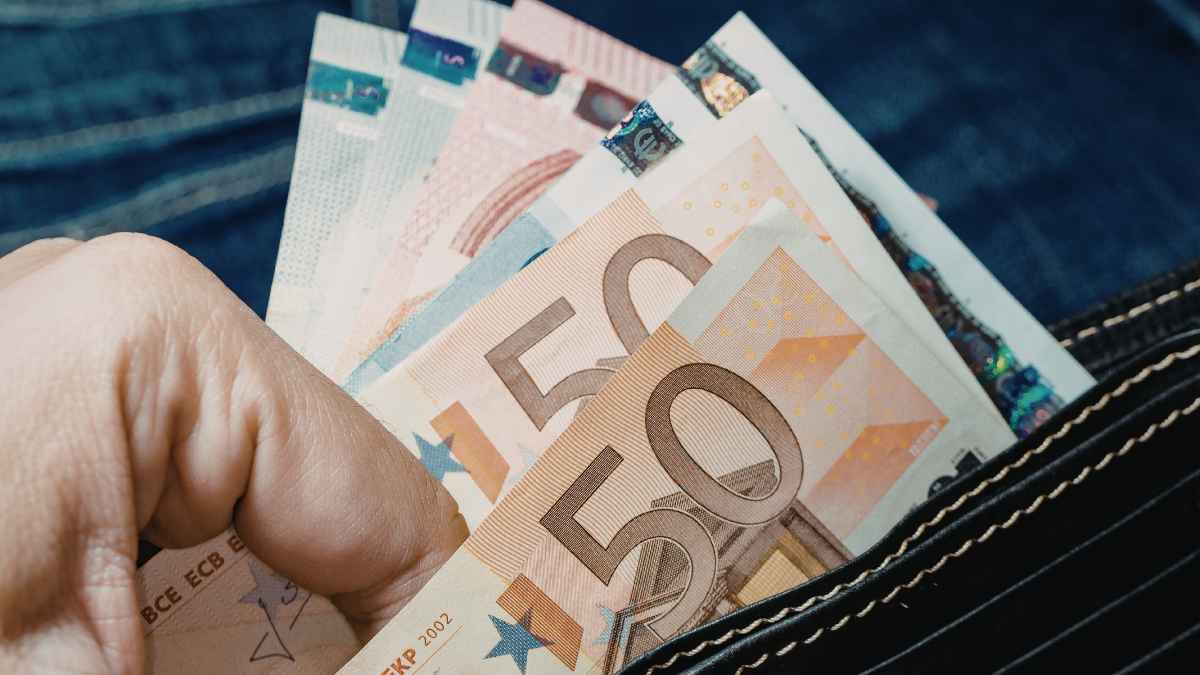 Billetes de euro en una cartera, símbolo del Ingreso Mínimo Vital para mayores de 30 años que viven solos en España