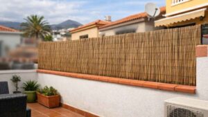 La comunidad de vecinos amenaza a un vecino con ir a juicio por un cañizo y acaba perdiendo por este motivo