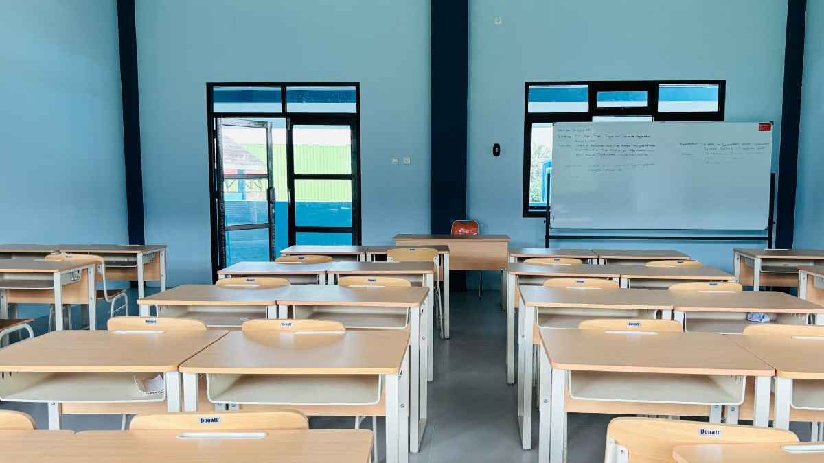 Aula vacía en un colegio de Badajoz por el día no lectivo del 18 de febrero y el puente escolar de tres días.