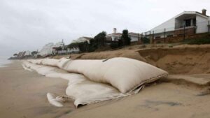 La costa andaluza entra en modo alerta tras las lluvias y el oleaje de febrero: hay tramos de playa que ya no existen