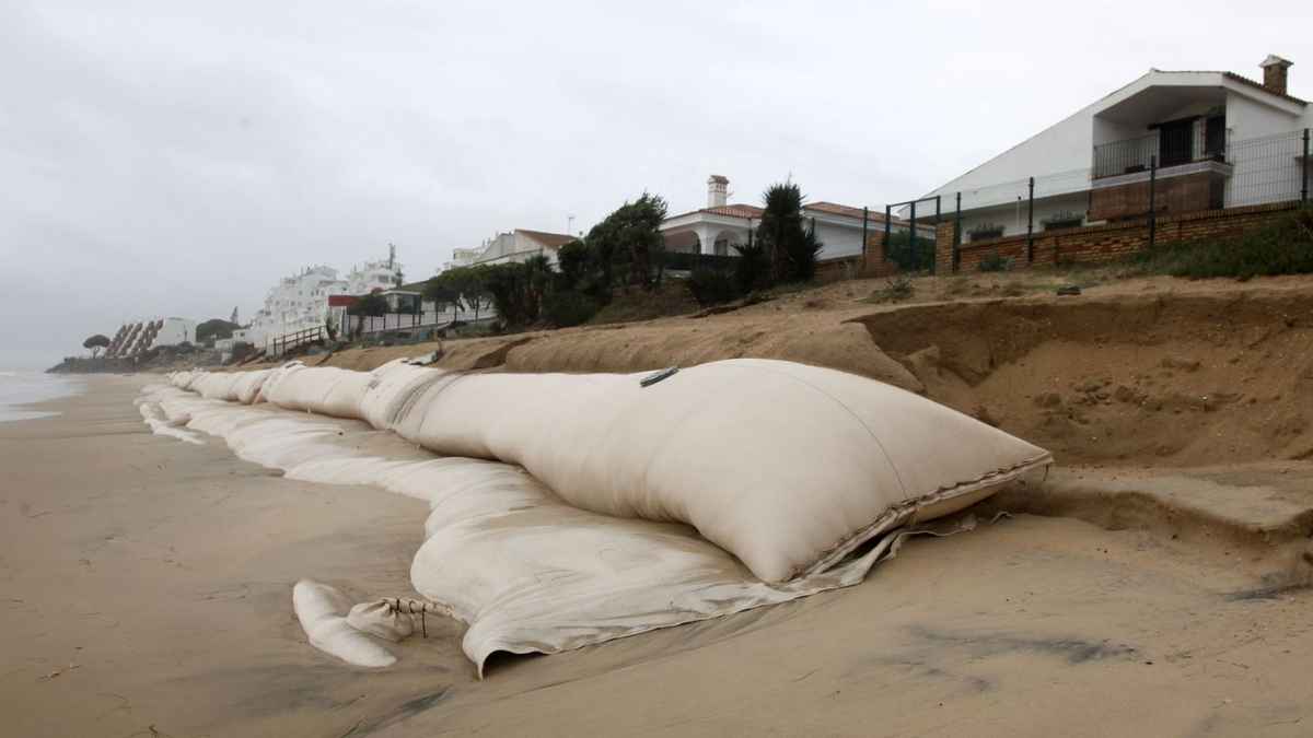 Sacos de protección en la playa para frenar la erosión tras el oleaje y las lluvias de febrero en la costa andaluza.