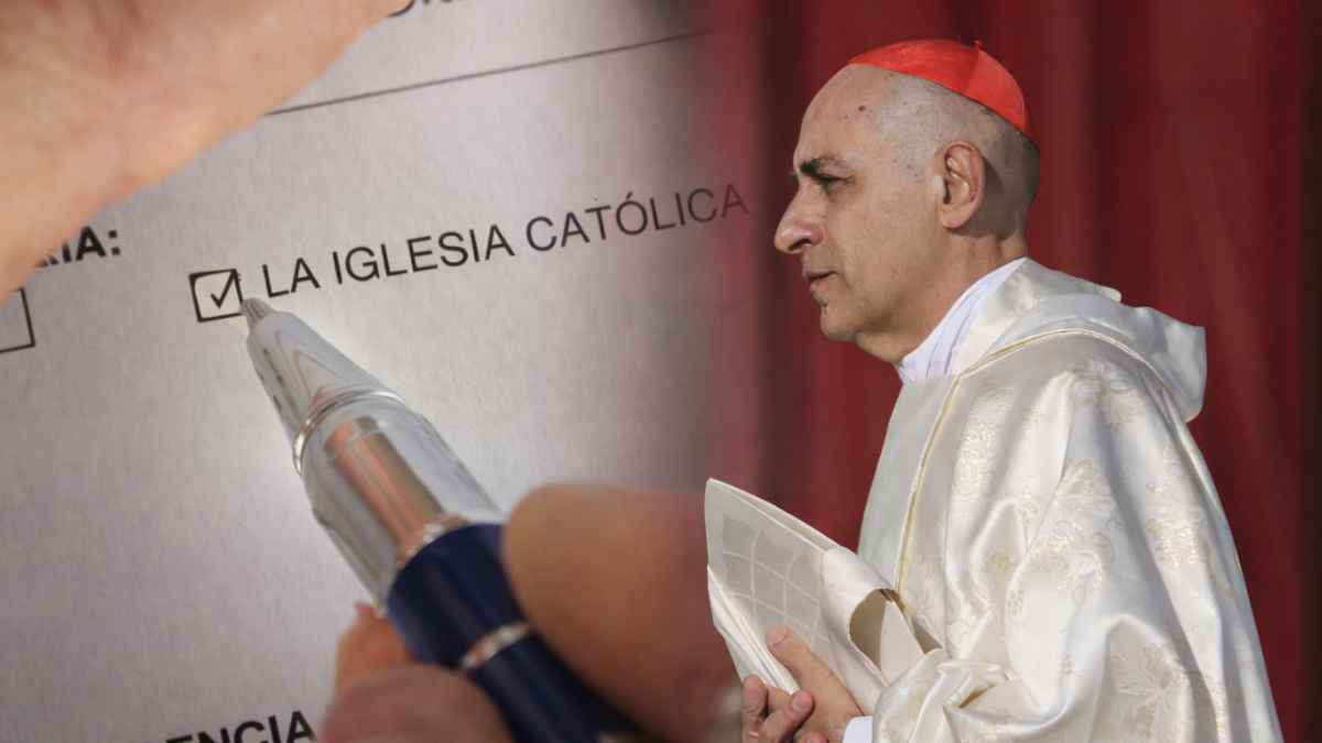 Mano marcando la casilla de la Iglesia católica en la declaración de la Renta junto a un clérigo con vestimenta religiosa