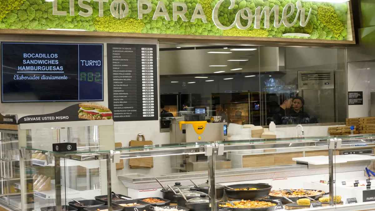 Mostrador de la sección Listo para Comer de Mercadona con platos preparados y cartelería de turnos para el mediodía.