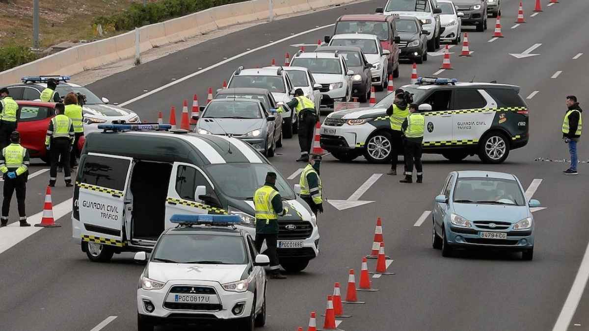 Control de la Guardia Civil de Tráfico en carretera con conos y varios coches detenidos durante una inspección de la DGT.