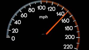 DGT permite a estos vehículos llegar a 150 km/h mientras el resto sigue limitado a 120: el distintivo V-12