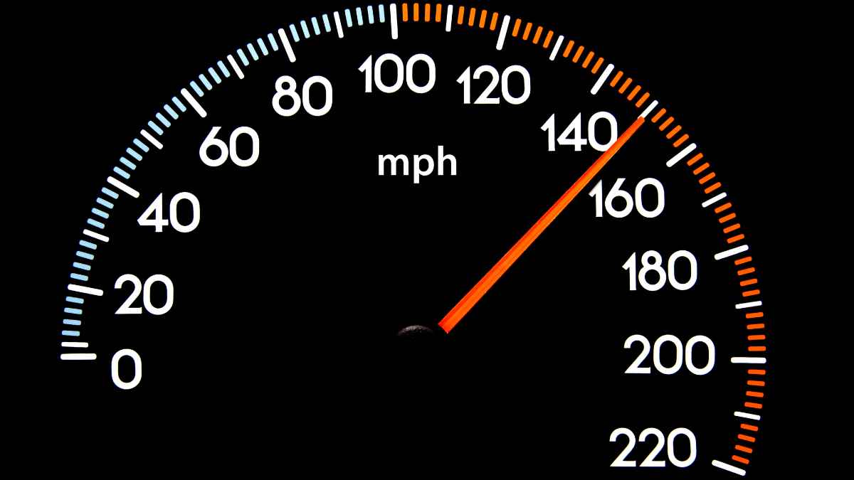 Velocímetro de coche marcando alta velocidad que ilustra los 150 km/h que la DGT permite solo a vehículos con distintivo V-12