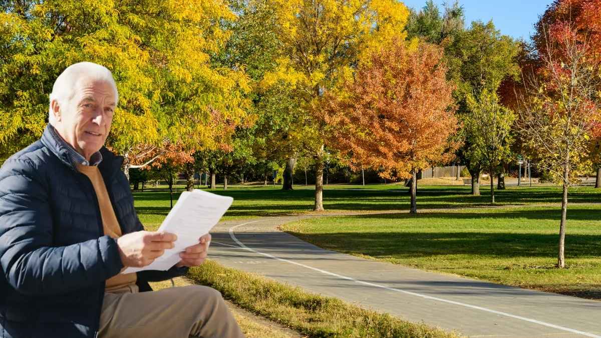 Hombre mayor revisando un documento del INSS para evitar que el SEPE extinga el paro al llegar a la edad de jubilación