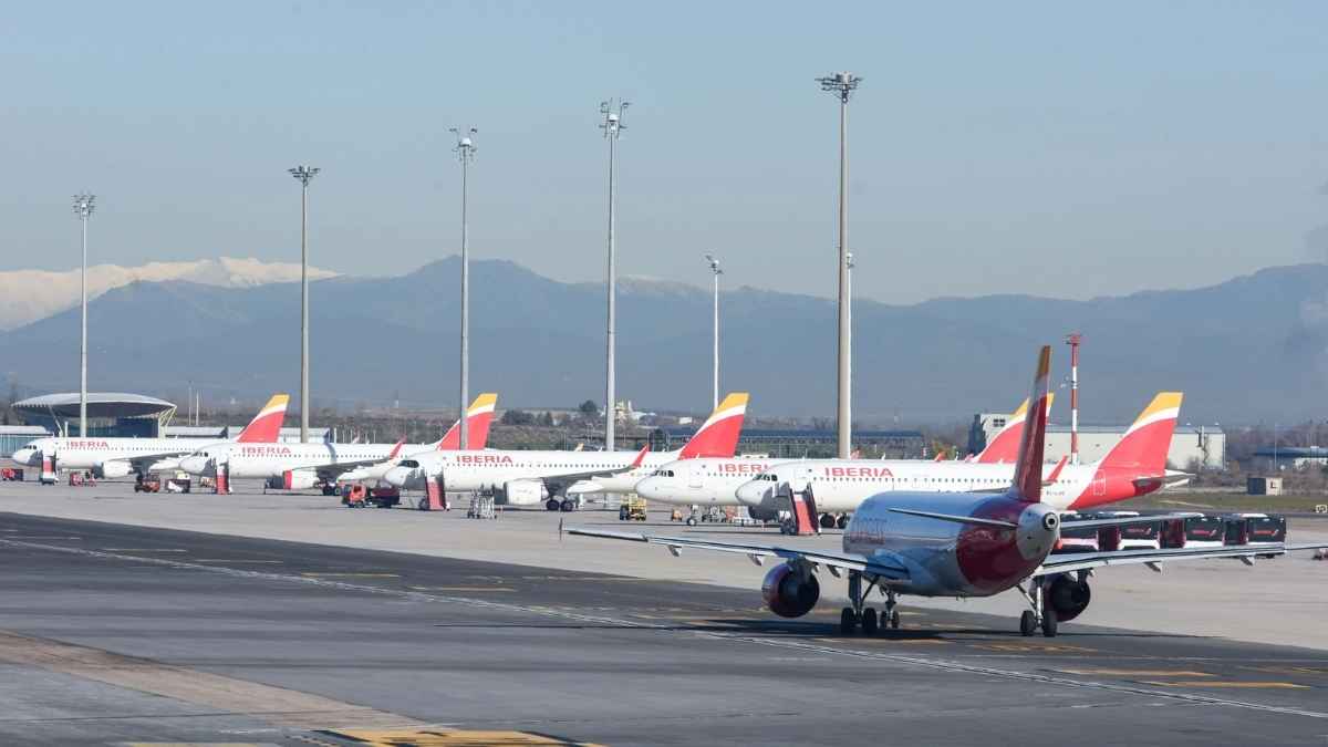 Aviones en la pista del Aeropuerto de Madrid donde se necesitan 30 agentes de rampa sin experiencia previa