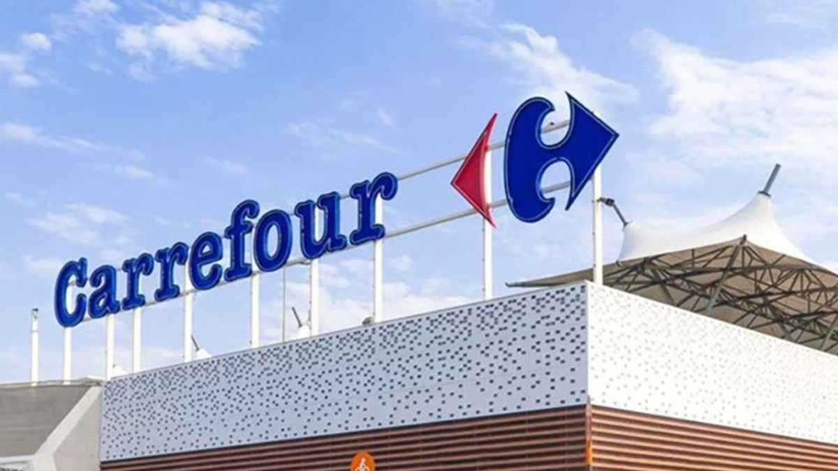 Fachada de un Carrefour con el logo de la cadena, que prevé abrir 750 tiendas en España hasta 2030