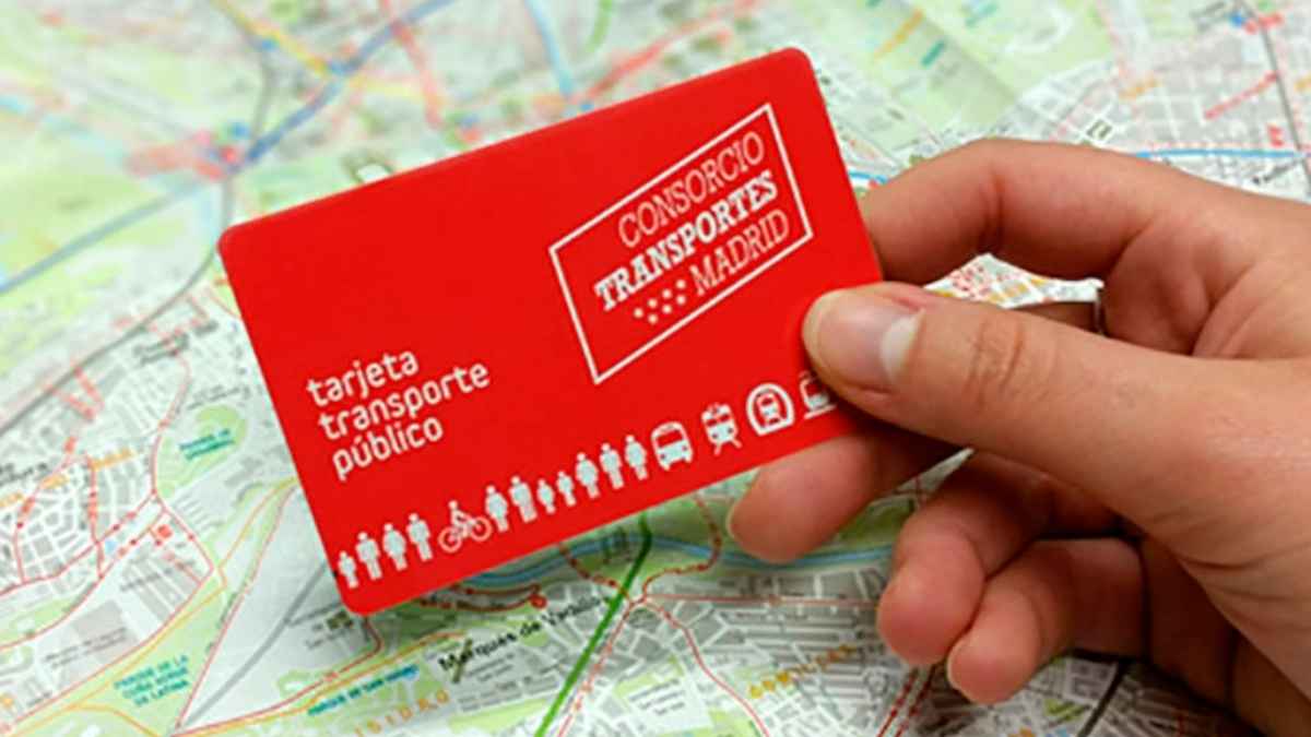 Tarjeta de transporte público de Madrid sostenida sobre un mapa de la ciudad