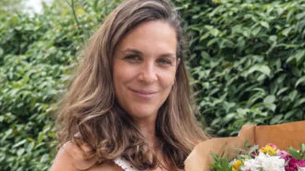 madre de familia numerosa sostiene un ramo de flores y simboliza su estrategia de ahorrar 100 euros al mes por cada hijo