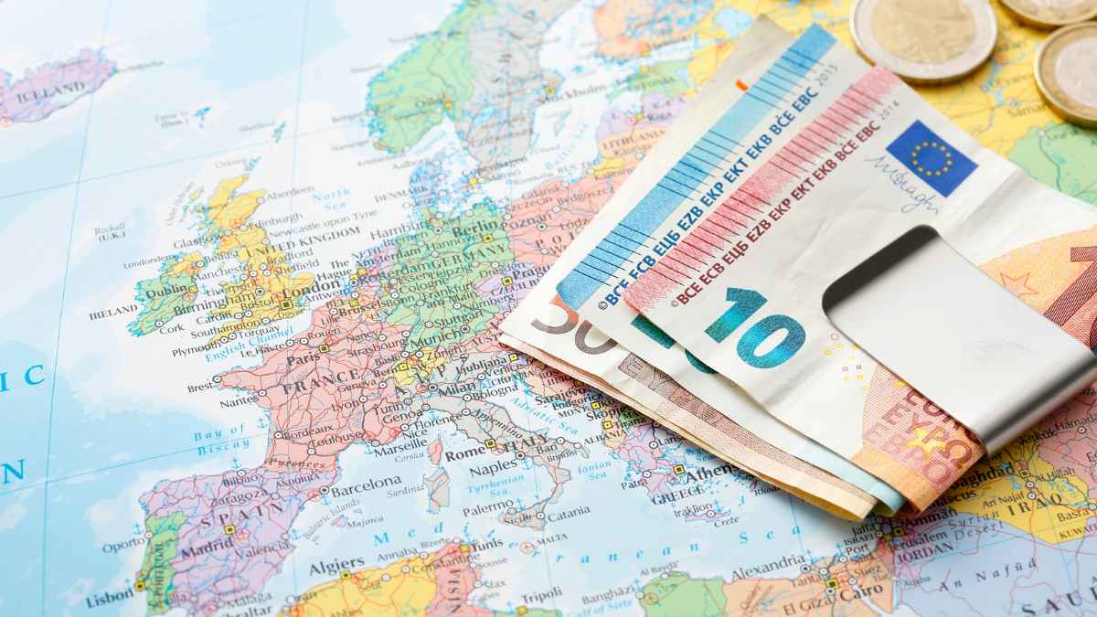 Billetes de euro sobre un mapa de Europa que representan el envejecimiento europeo y la reforma de las pensiones en España