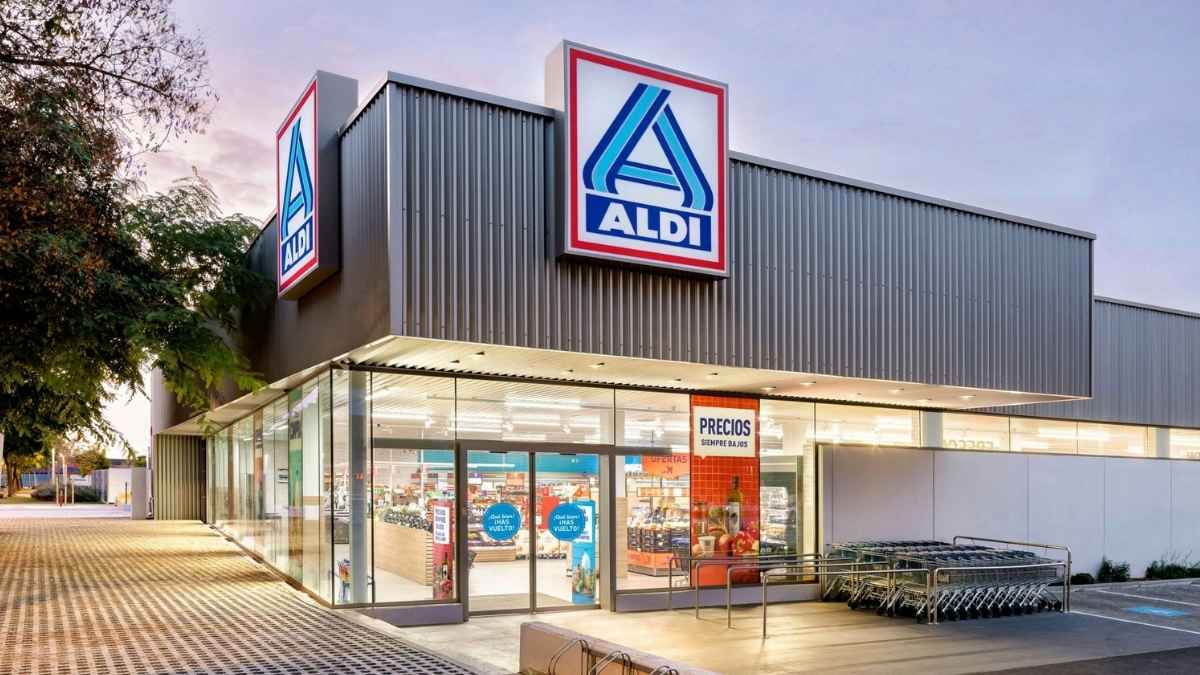 Supermercado Aldi con fachada y logo en la entrada en la Comunitat Valenciana
