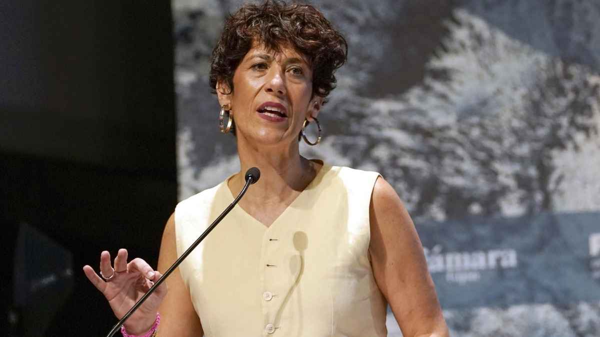 Elma Saiz interviene durante una comparecencia pública sobre el gasto del Ingreso Mínimo Vital en 2025