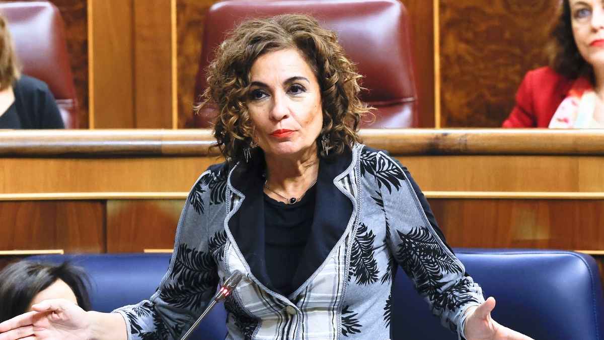 Ministra de Hacienda en el Congreso anunciando deducción en la Renta por gastos dentales
