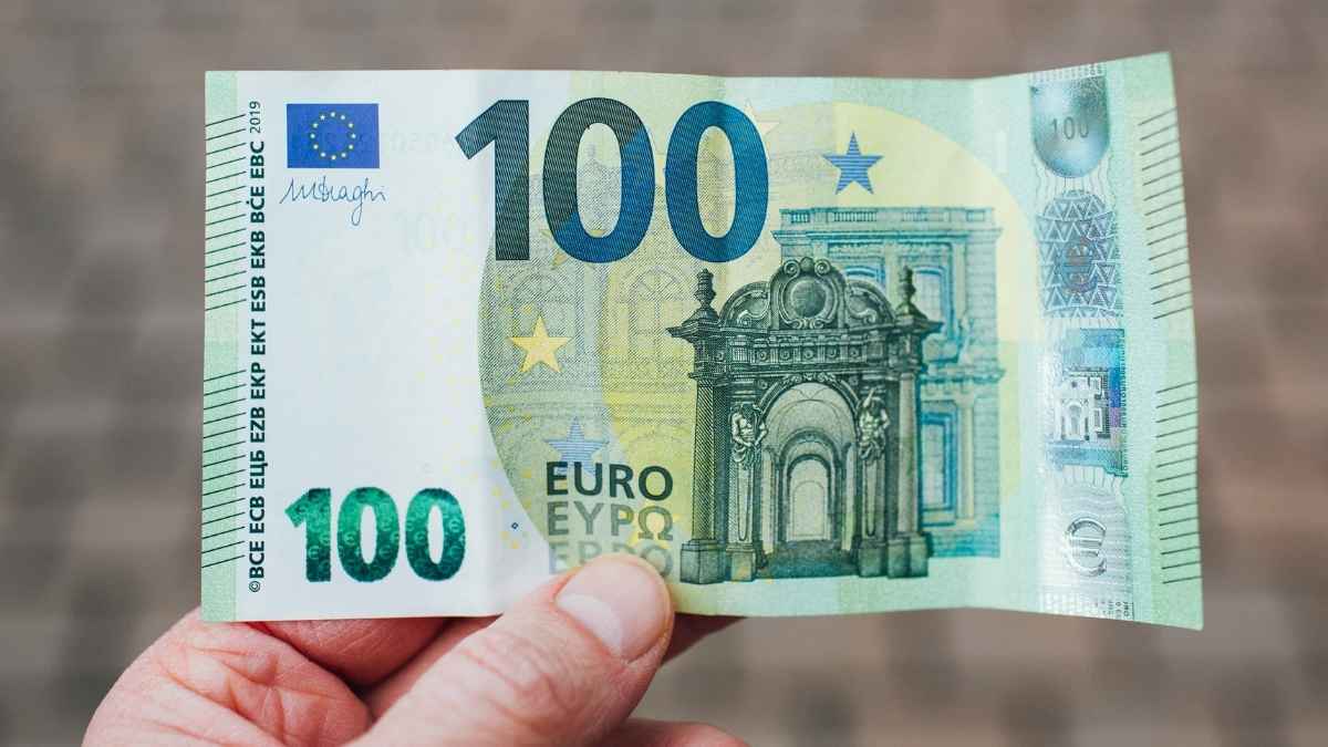 Mano sosteniendo un billete de 100 euros, ilustrando el ingreso extra que paga el SEPE al volver a trabajar en 2026