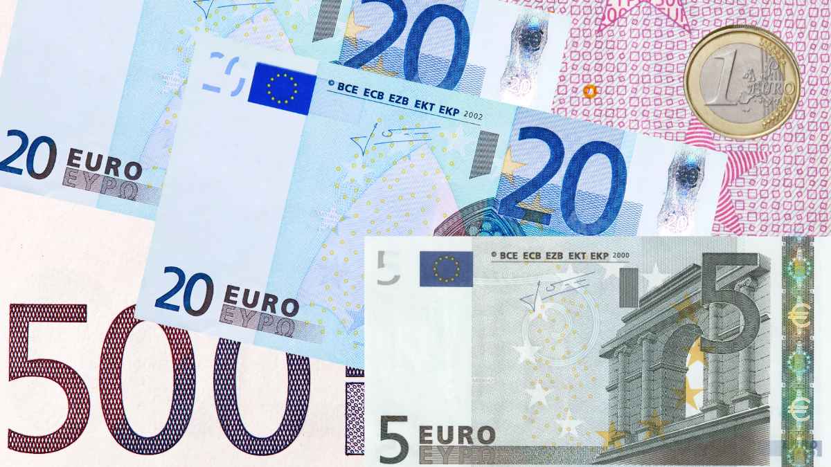 Billetes y moneda de euro, imagen relacionada con la ayuda indefinida de la Seguridad Social y el Ingreso Mínimo Vital