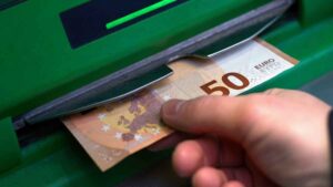 Hacienda vigila el dinero en efectivo: ahora tener ahorros exige más precaución por el control