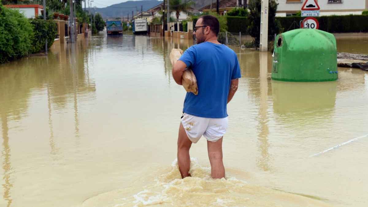 Hombre camina por una calle inundada en Andalucía tras las lluvias torrenciales del temporal Leonardo