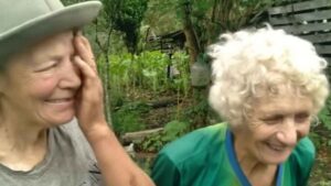 Lo que no venden lo consumen: la vida sin desperdicio de dos hermanas de 72 y 73 años que transformaron su finca en un sistema completo