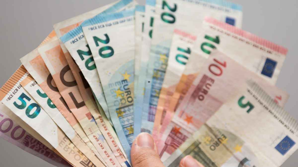Mano sujetando billetes de euro, imagen sobre ganar dinero vendiendo objetos usados por internet