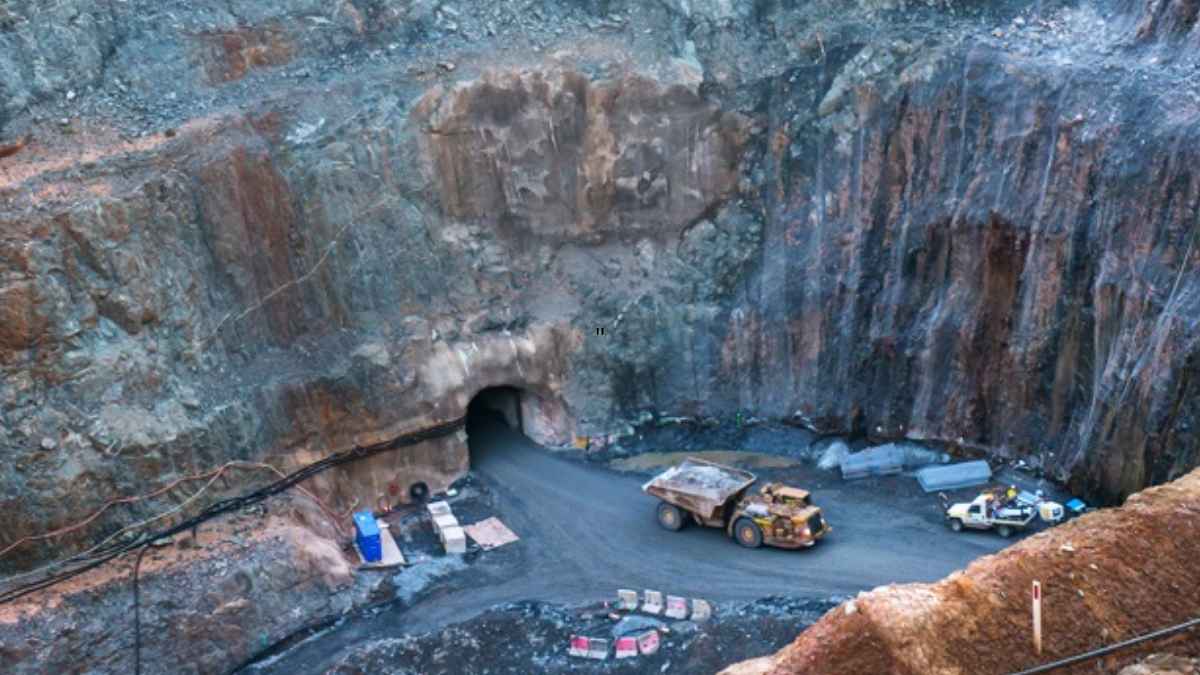 Entrada de una mina en Australia con camión minero y túnel donde trabaja una española con sueldo superior a 1.400 euros semanales