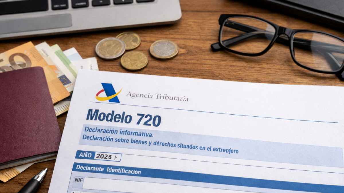 Modelo 720 de la Agencia Tributaria 2025 sobre bienes en el extranjero, con pasaporte y euros sobre una mesa