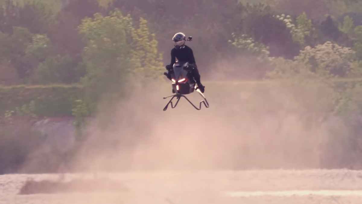 moto voladora de Volonaut en pleno vuelo sobre terreno polvoriento