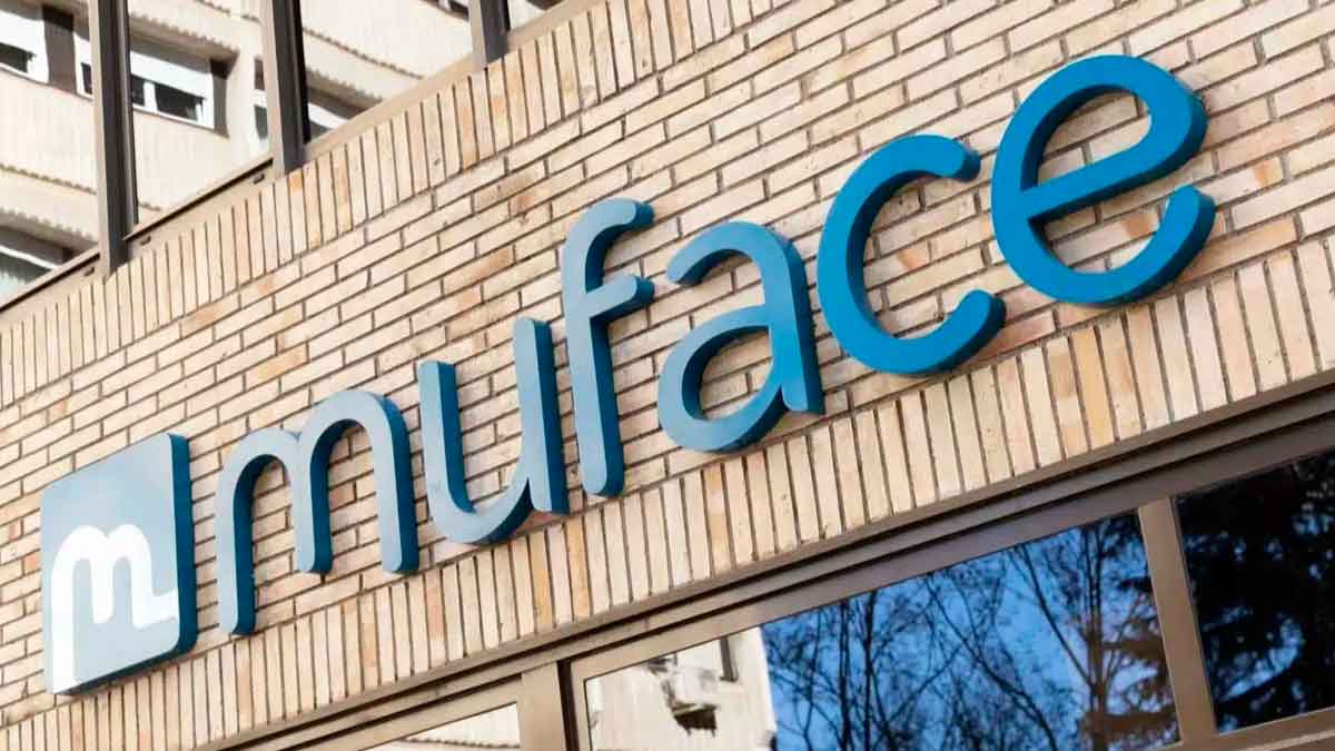Logo de Muface en la fachada de su sede central, entidad encargada de la sanidad pública para funcionarios y jubilados en España