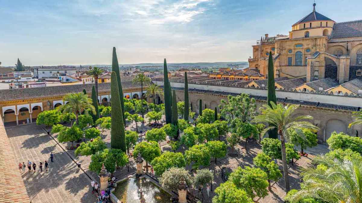 Vista panorámica del Patio de los Naranjos en la Mezquita-Catedral de Córdoba, con árboles de naranjas amargas, Patrimonio de la Humanidad por la Unesco