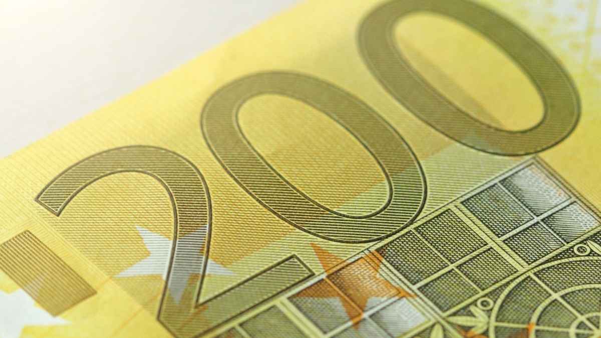 Billete de 200 euros en primer plano para ilustrar la nueva prestación por crianza y la ayuda mensual por hijo