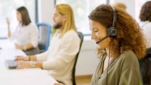 Nuevo golpe a las comerciales de energía: el real decreto del Gobierno que acaba con la contratación en caliente por teléfono (llamadas spam)