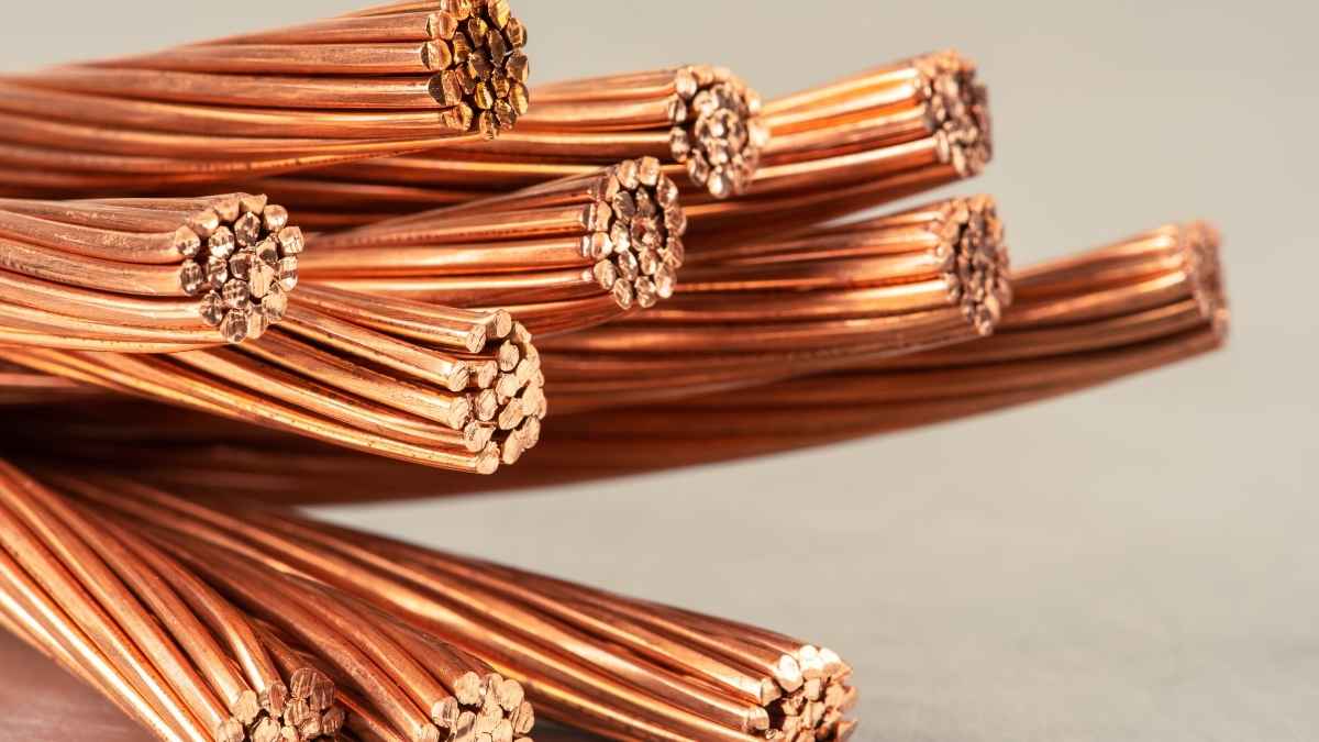 Cables de cobre en primer plano, conocido como oro rojo, que se revalorizan debido al aumento de su precio en el mercado global