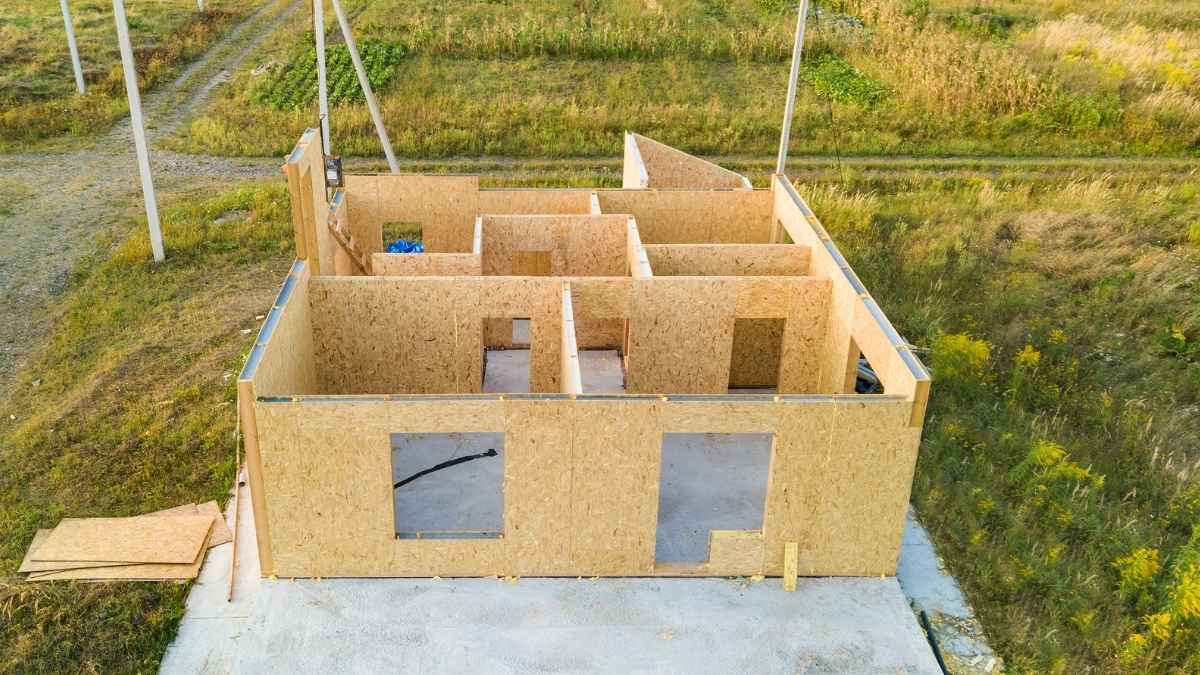 Proceso de construcción de una casa prefabricada en terreno rural o rústico, muestra de la estructura sin finalizar