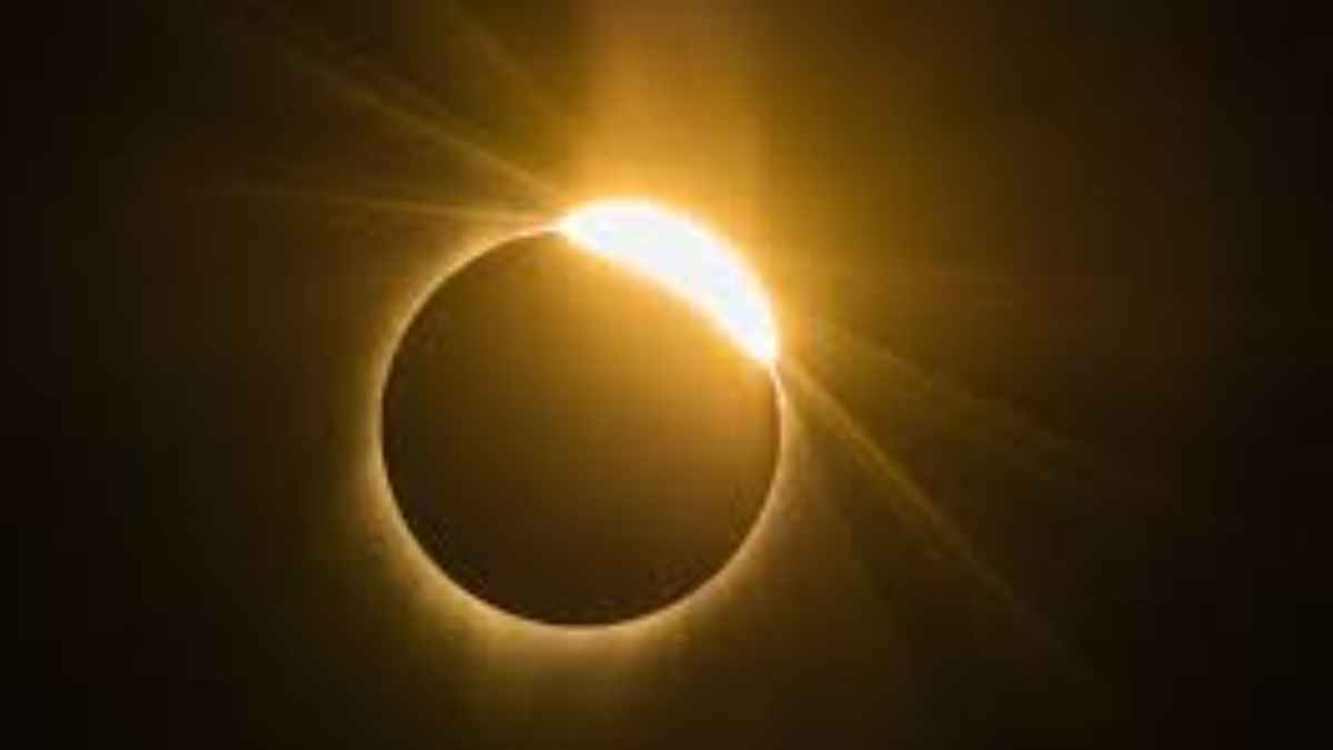 Eclipse solar total con efecto de anillo de diamante observado en cielo oscuro durante un fenómeno astronómico
