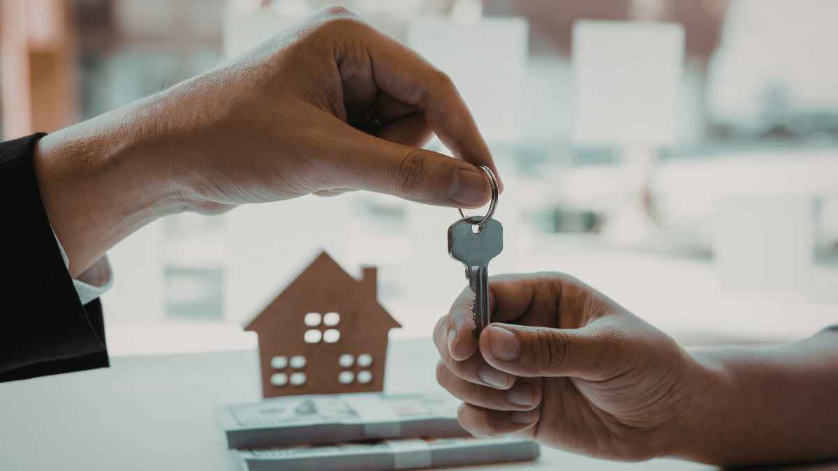 Entrega de llaves de vivienda protegida a joven comprador gracias al Plan Estatal de Vivienda 2026-2030