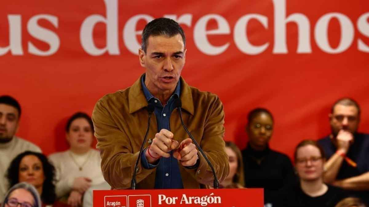Pedro Sánchez durante un mitin en Aragón defendiendo la revalorización de las pensiones en un contexto de tensión parlamentaria