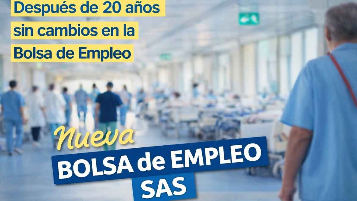 Profesionales de la salud en un hospital mientras se anuncia la nueva bolsa de empleo del SAS tras 20 años sin reformas
