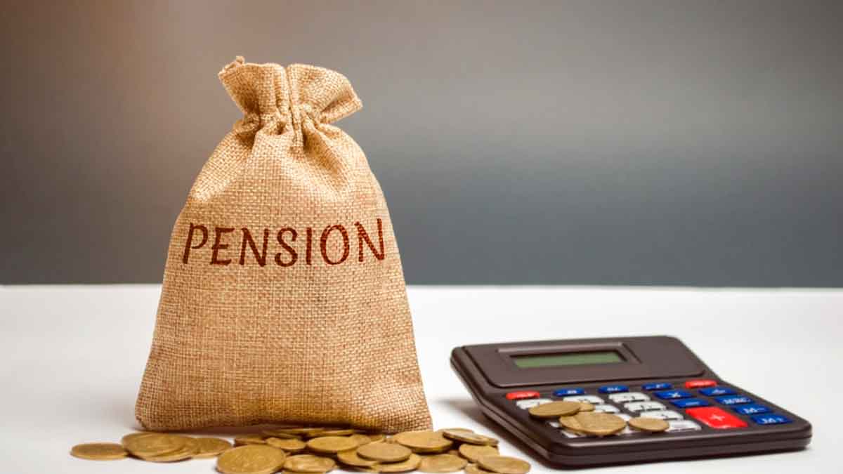 Saco de yute con la palabra PENSIÓN y monedas de euro junto a una calculadora, simbolizando las pensiones en España