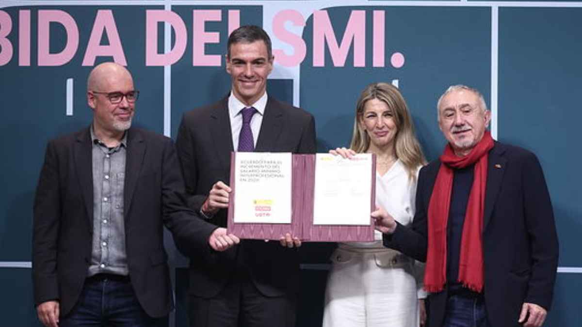 Representantes en un acto de anuncio de la subida del SMI, clave para el subsidio de mayores de 52 años y su cotización