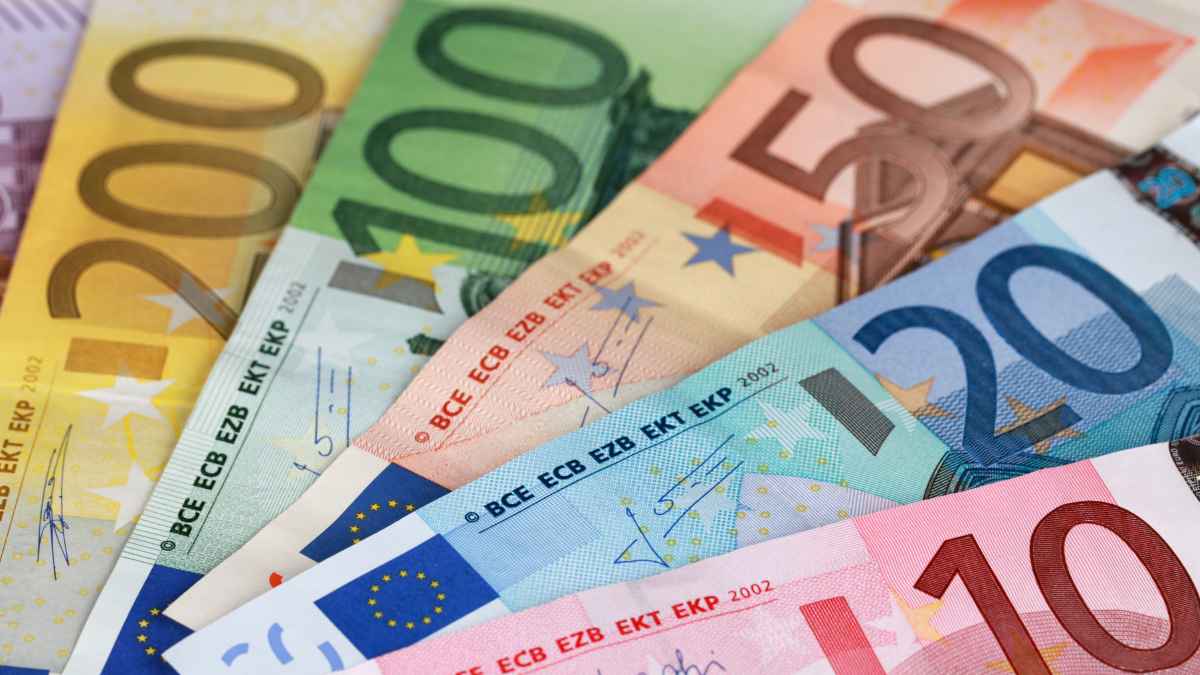 Billetes de euro que ilustran el subsidio para mayores de 52 años en 2026