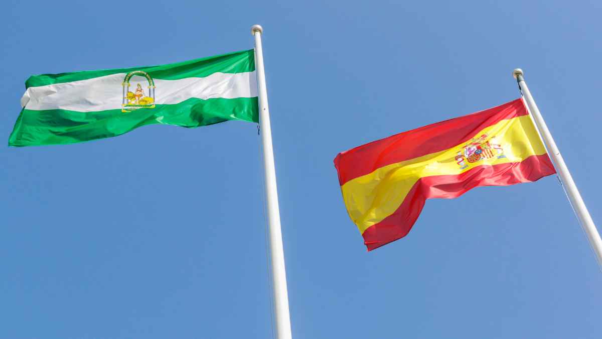 Banderas de Andalucía y España ondeando por el Día de Andalucía del 28 de febrero