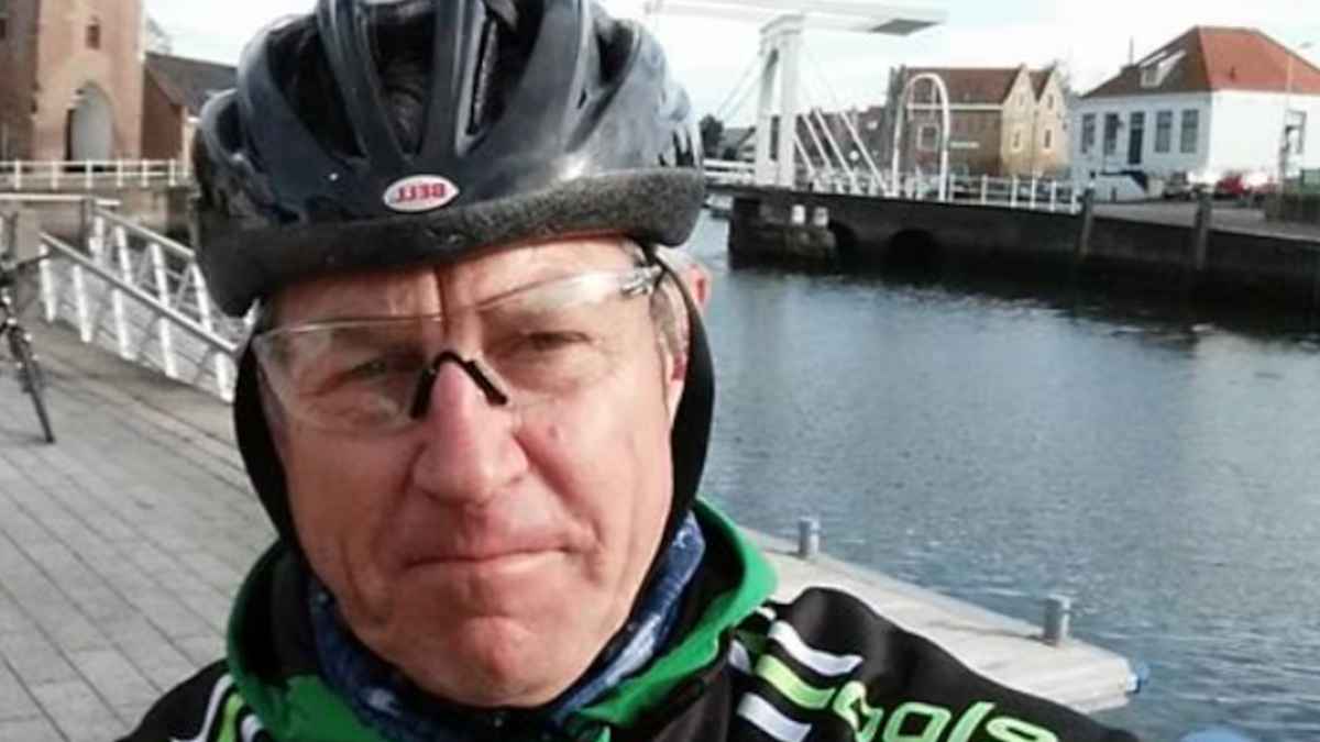 Banquero jubilado con casco de ciclismo junto al agua tras 45 años de trabajo y una pensión de 1.850 euros