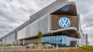 Trabajar en la gigafactoría de Volkswagen: coche de empresa, seguro familiar ayudas al gimnasio y condiciones especiales para comer