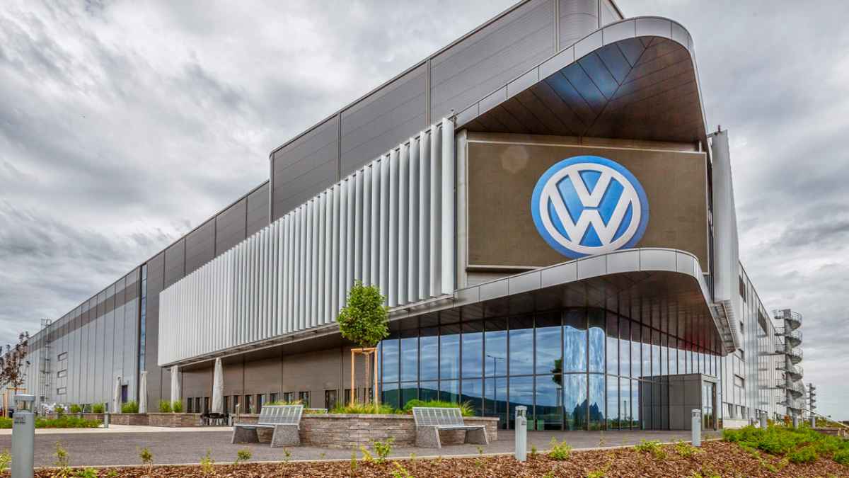 Fachada de la gigafactoría de Volkswagen en Sagunt con oportunidades de empleo y ventajas laborales