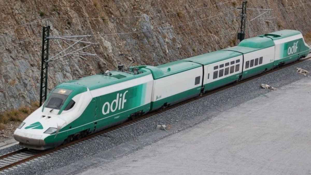 tren laboratorio Séneca de Adif circulando sobre vía de alta velocidad para tareas de revisión técnica y auscultación