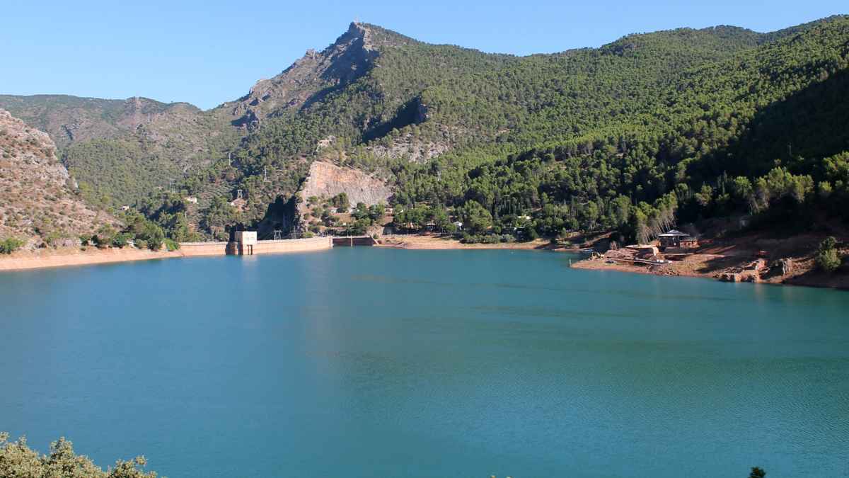Embalse en Andalucía con la presa al fondo, clave para laminar avenidas y contener inundaciones tras las lluvias